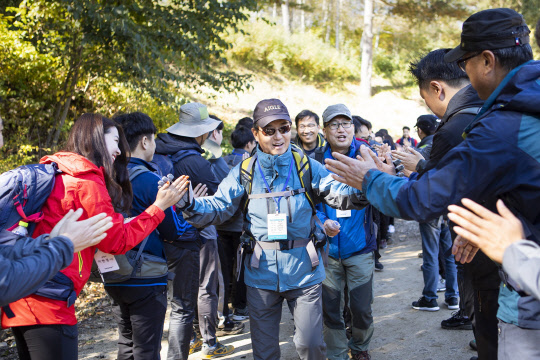 창립 94주년 기념 산행에 나서는 김윤 삼양그룹 회장 <삼양그룹 제공>